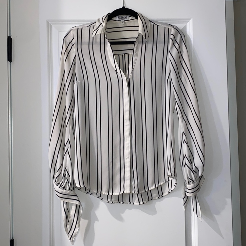 Black/white EXPRESS buttonup dress shirt. XS. Worn, no stains no holes no marks.